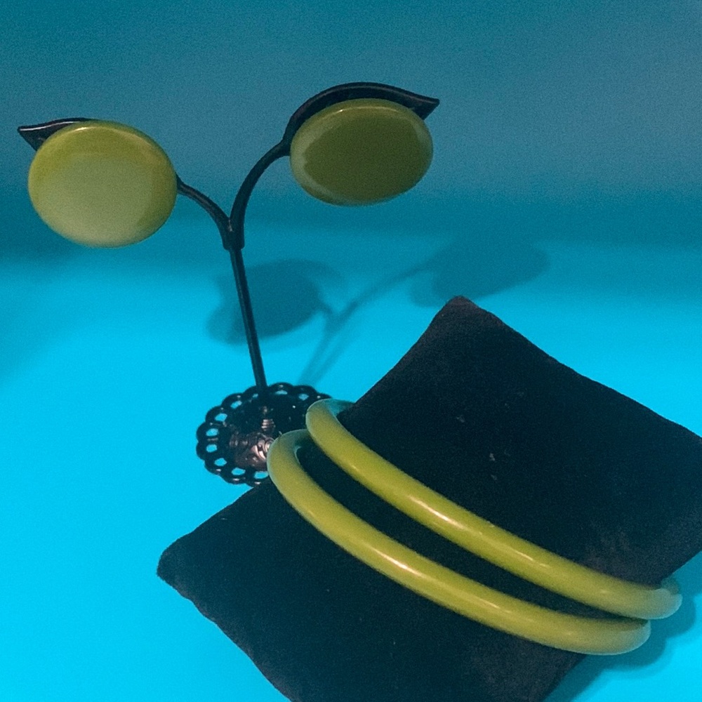 Vintage Olive Green Bakelite Bangle Bracelets and clip on Button Earrings
